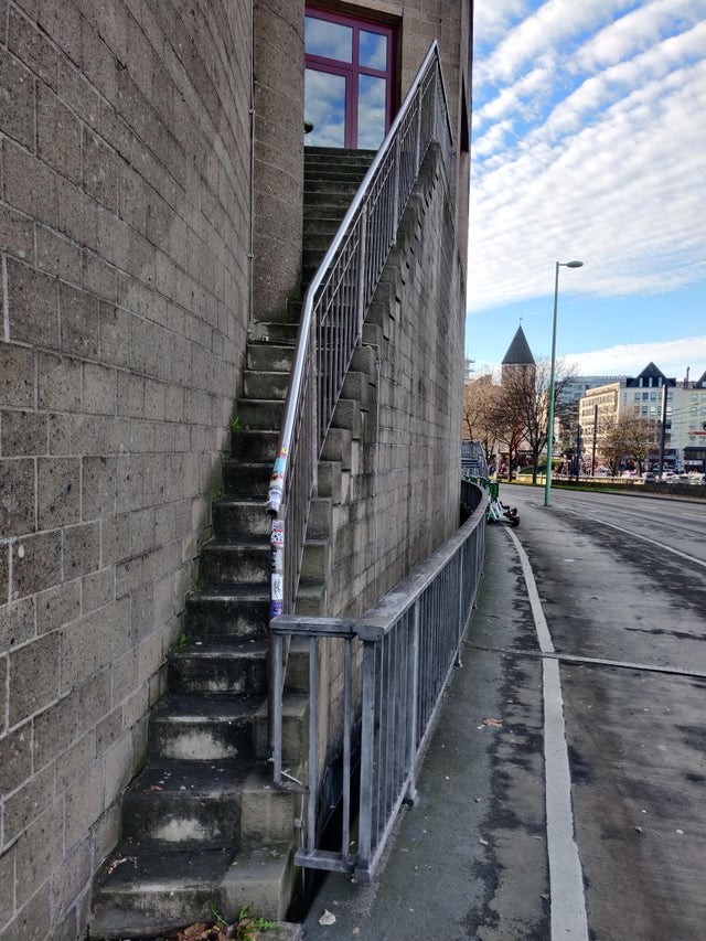 1. Haben Sie schon einmal eine so enge Treppe gesehen?