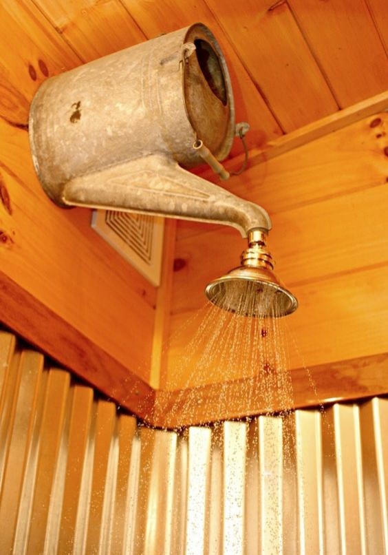 15. È possibile trasformare un vecchio annaffiatoio in un soffione per la doccia.