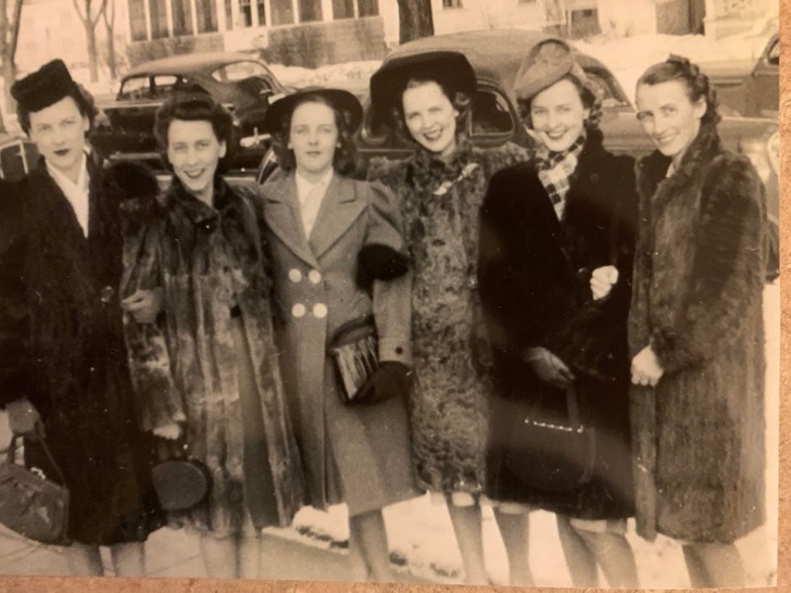 Uno scatto fotografico che ritrae mia nonna (la seconda da sinistra) assieme alle sue amiche alla fine degli anni'30