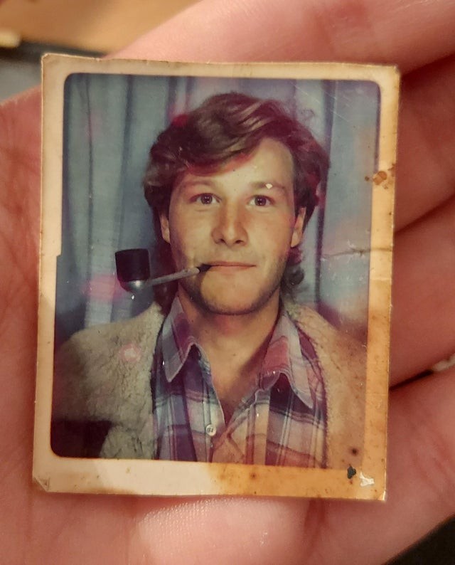Una foto scattata nel 1985 con protagonista mio padre in primo piano: elegante anche quando fuma una pipa!