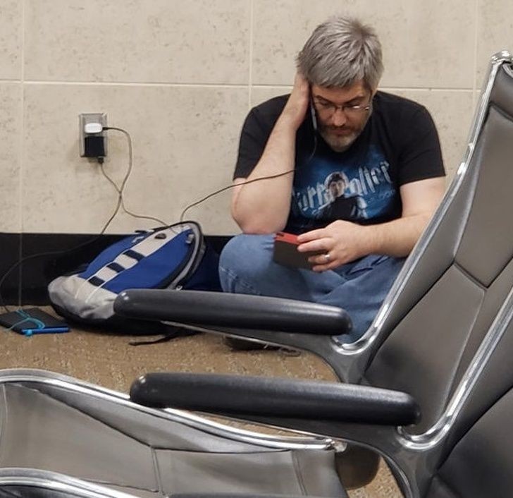 Cosa starà facendo quest'uomo in attesa in aeroporto?