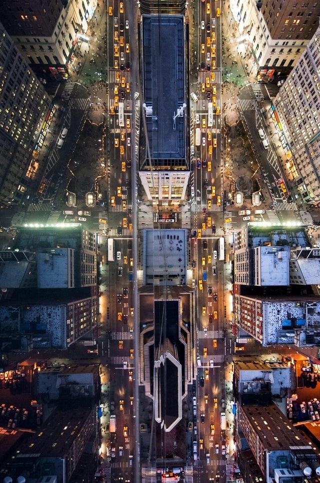 Una panoramica da brivido in cima al tetto di uno dei grattacieli più alti di New York: che vertigini!