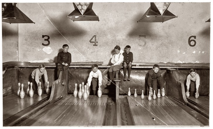 1. Ramasseurs de quilles sur la piste de bowling