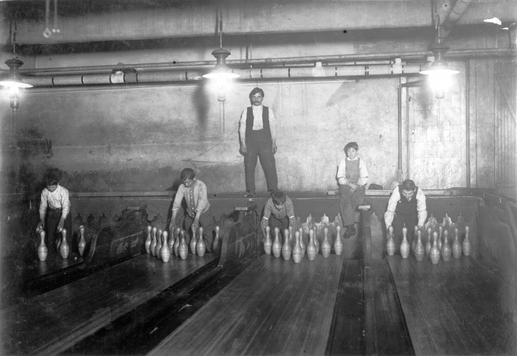 Ännu en bild av människor som arbetar med att "placera ut bowlingstiften"