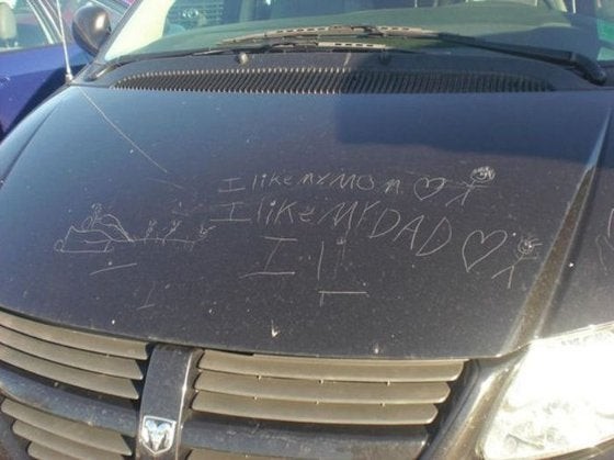 Quel plaisir de trouver des messages d'affection de notre fille sur le capot de la nouvelle voiture...