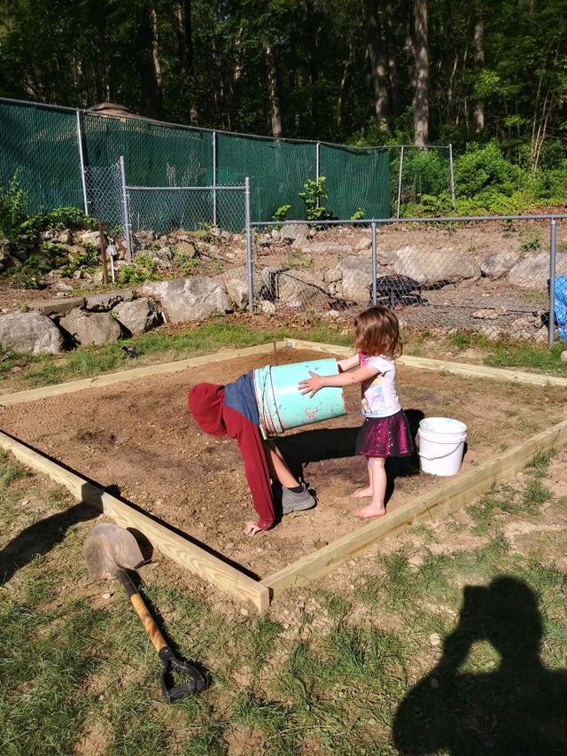 Das kann passieren, wenn man zwei Kinder im Garten spielen lässt....