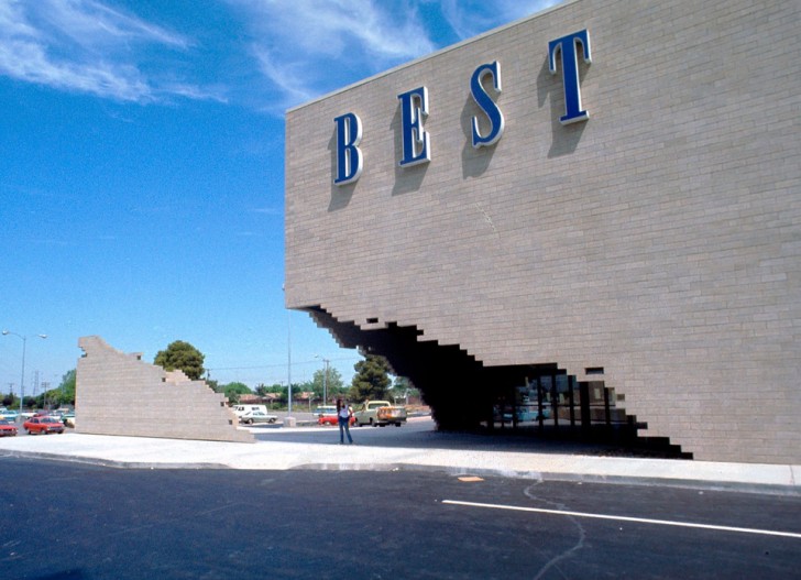 La entrada de este edificio...¡simplemente único en su estilo!