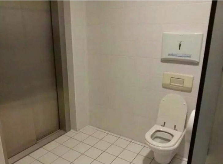1. Non esattamente il posto adatto dove mettere un ascensore... o un bagno.