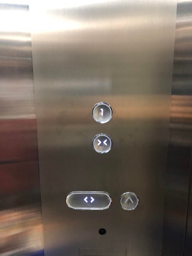 14. Un solo piano e qualche simbolo: l'ascensore più minimal della storia!