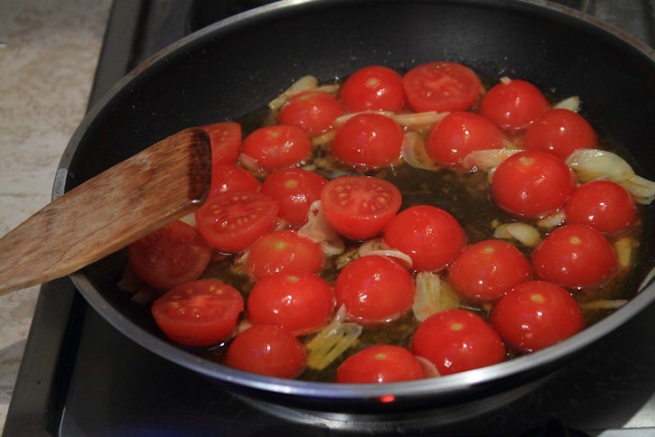 Zure voedingsmiddelen koken in pannen met anti-aanbaklaag