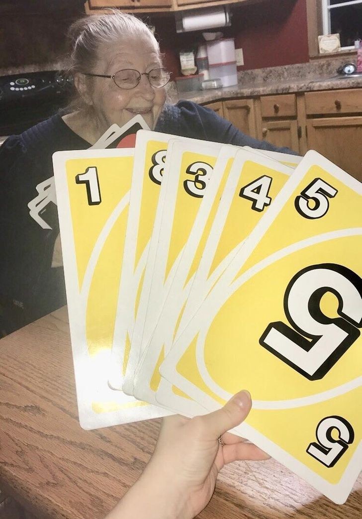 Une grand-mère qui joue aux cartes ?