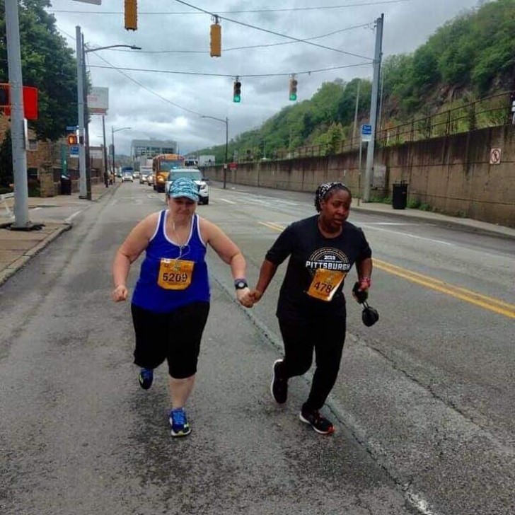 Le ultime due partecipanti alla maratona di Pittsburgh che non vogliono proprio mollare...