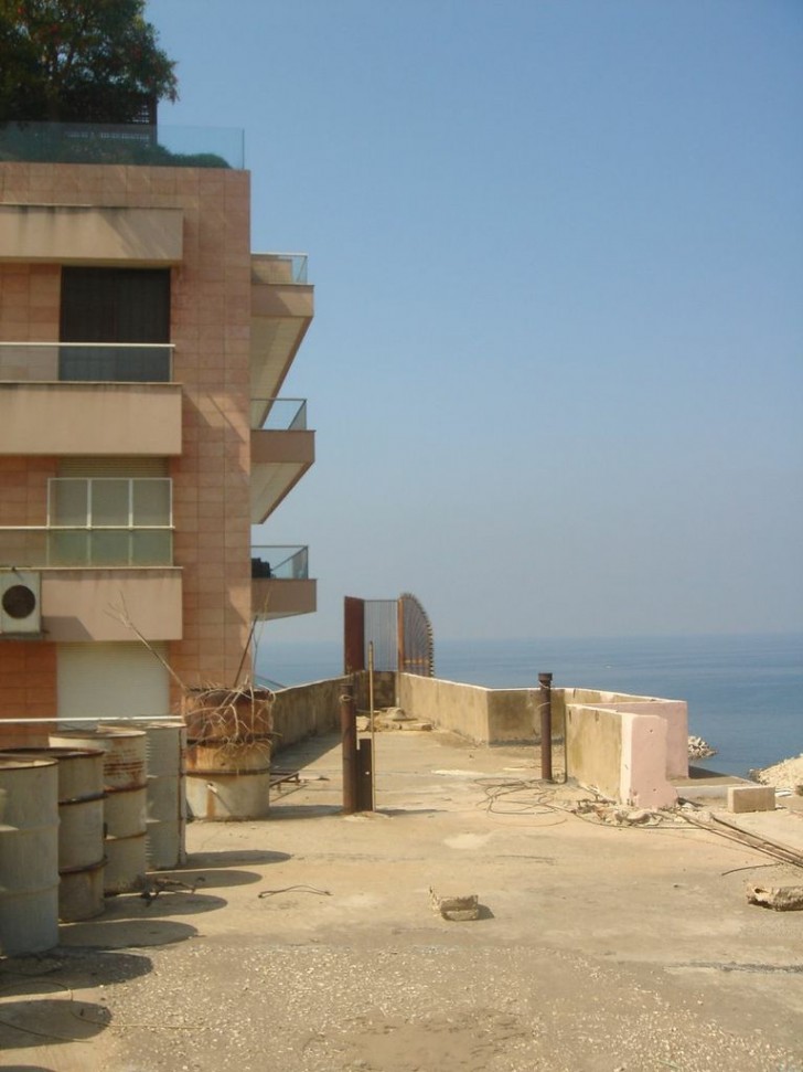 La vue sur la mer depuis le toit du bâtiment insolite
