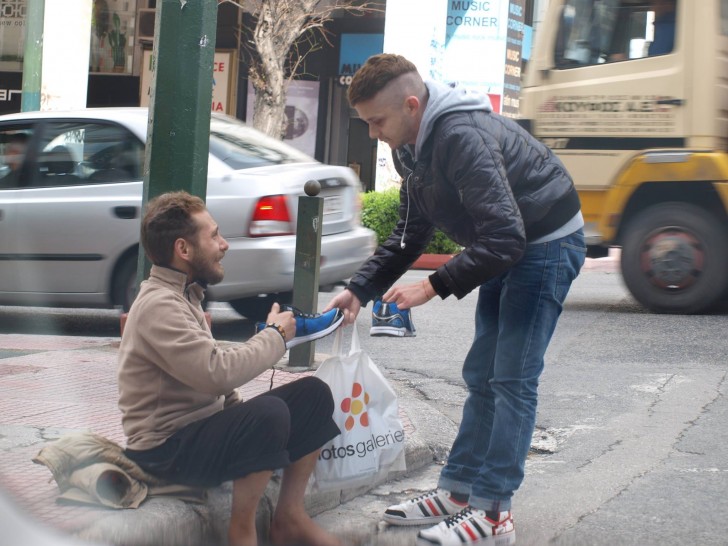 9. Il a offert une paire de chaussures à quelqu'un qui en avait besoin.