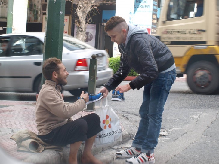 9. Ele deu um par de sapatos para quem precisava.