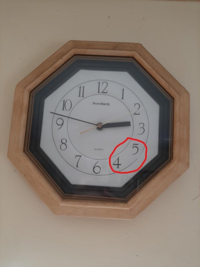 13. "Abbiamo questo orologio appeso da 20 anni...inutile dire che spesso ci confondiamo!"