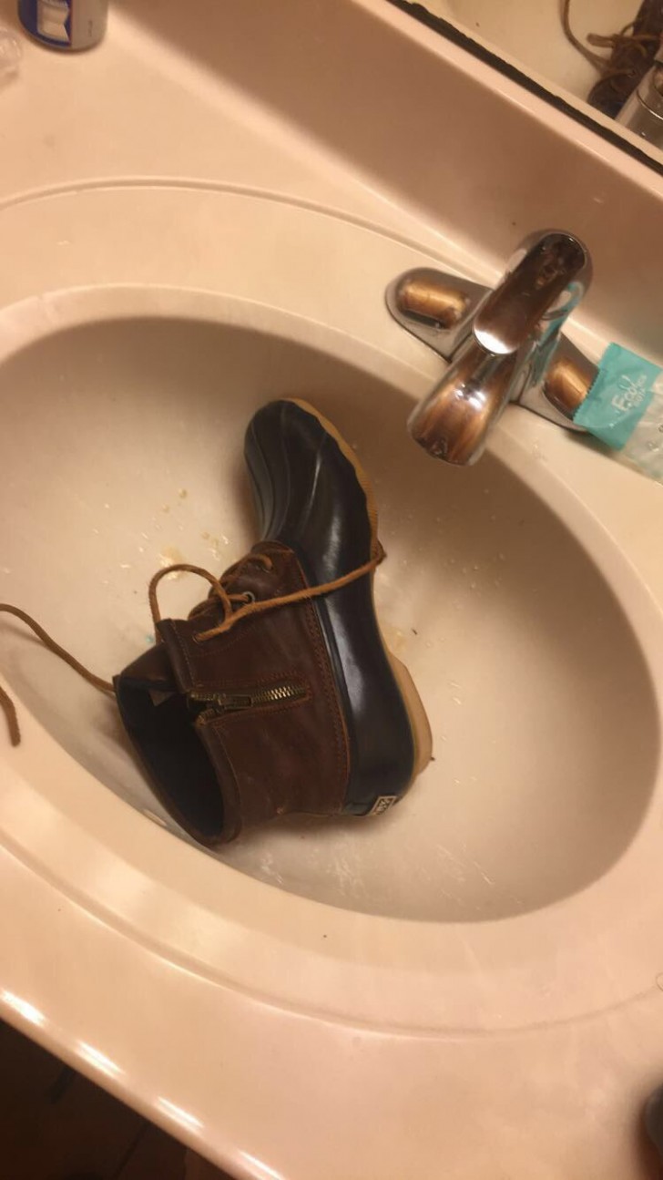 6. Jemand hat einen Schuh in der Spüle gefunden.