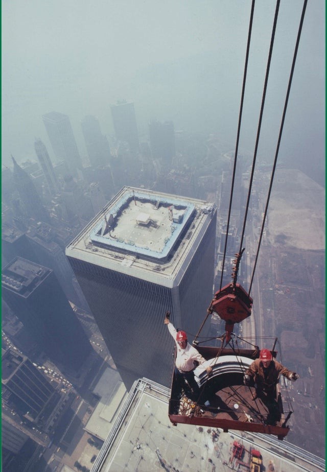 Het is 1973 en deze duizelingwekkende foto is genomen vanaf de top van de noordelijke toren van het World Trade Center in New York...