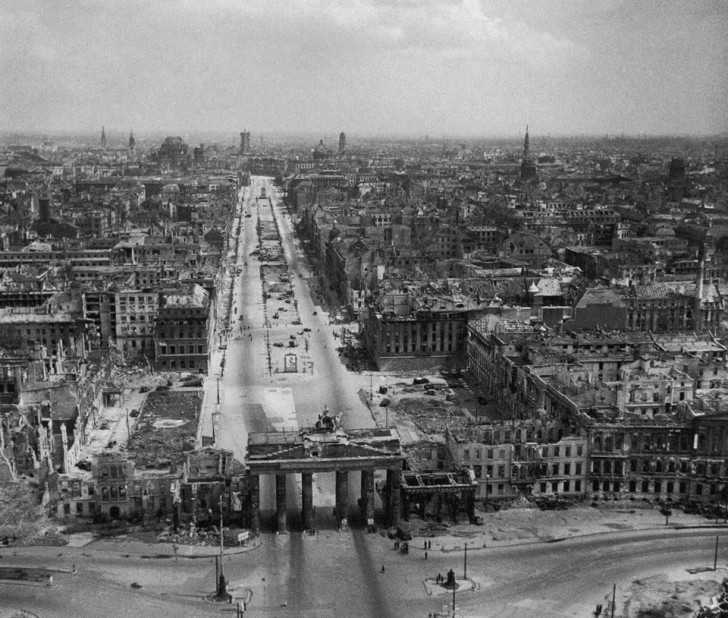 Een spectaculair en somber uitzicht op de stad Berlijn bij zonsopgang op 8 mei 1945...