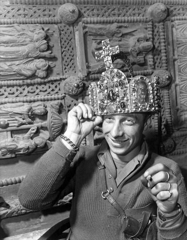 A German soldier "crowns himself" unaware of what he has in his hands ...