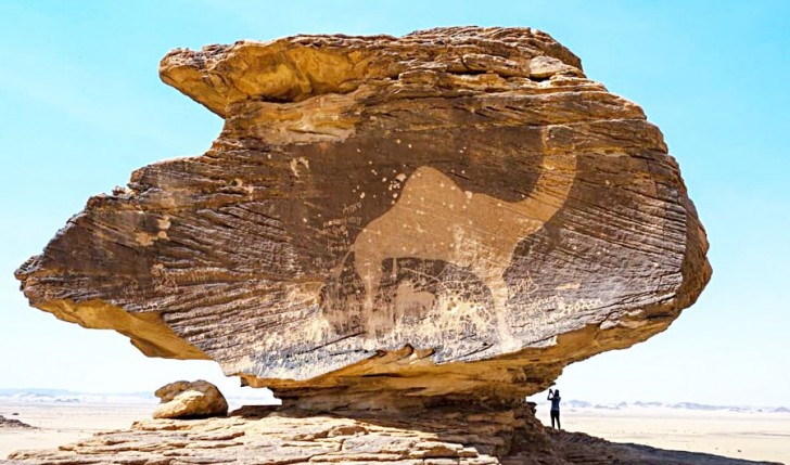 Una roccia talmente enorme che l'autore dello scatto nemmeno si nota!