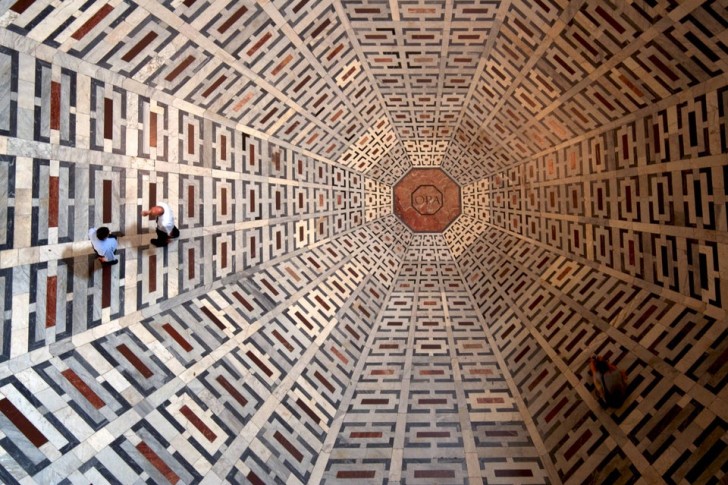 Une vue d'en haut qui nous fait réaliser à quel point nous pouvons être petits face à des œuvres anciennes...