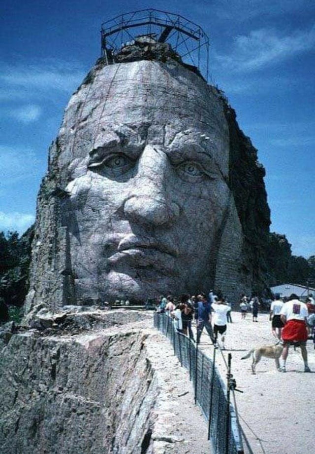 Des touristes visitant le mémorial de Crazy Horse, une grande figure de la tradition amérindienne...
