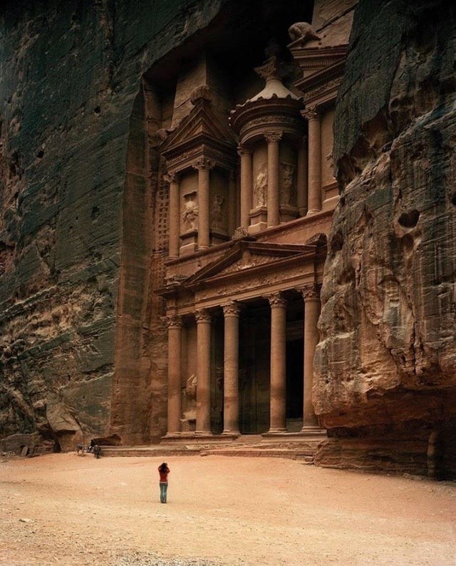 Un touriste curieux devant le temple de Pétra, en Jordanie du Sud.