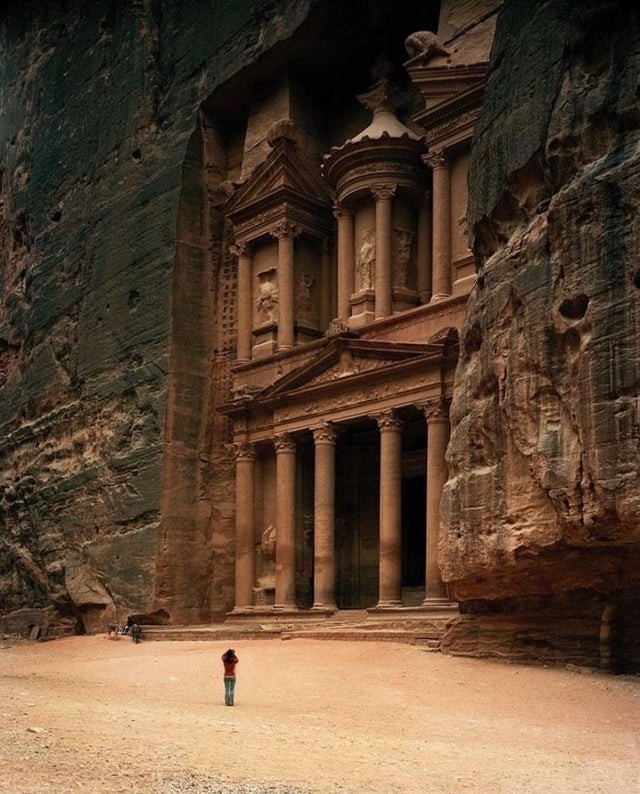 En turist framför Petras tempel i södra Jordanien