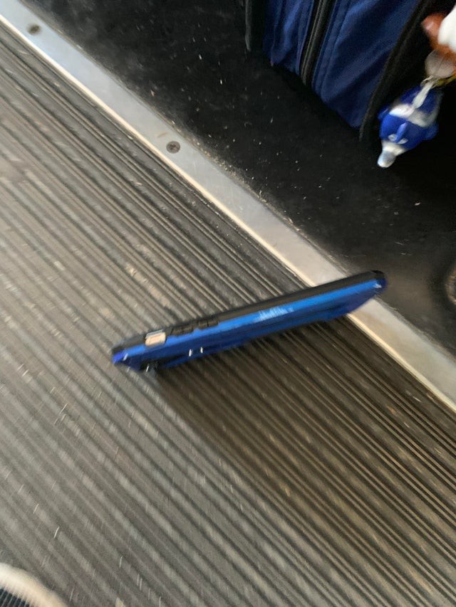 Ik kon mijn mobiele telefoon niet vinden in de bus die me elke dag naar school brengt, ik kijk naar beneden en...