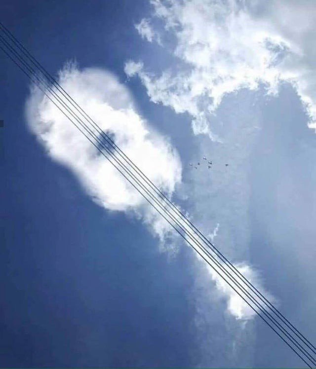 Je regardais attentivement les nuages et voici le spectacle qui s'offrait à moi.....