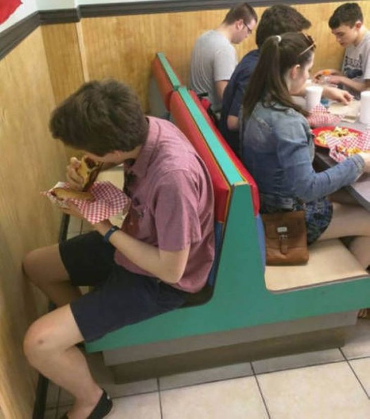 La disposición de los lugares para sentarse de la hamburguesería está absolutamente carente de lógica...