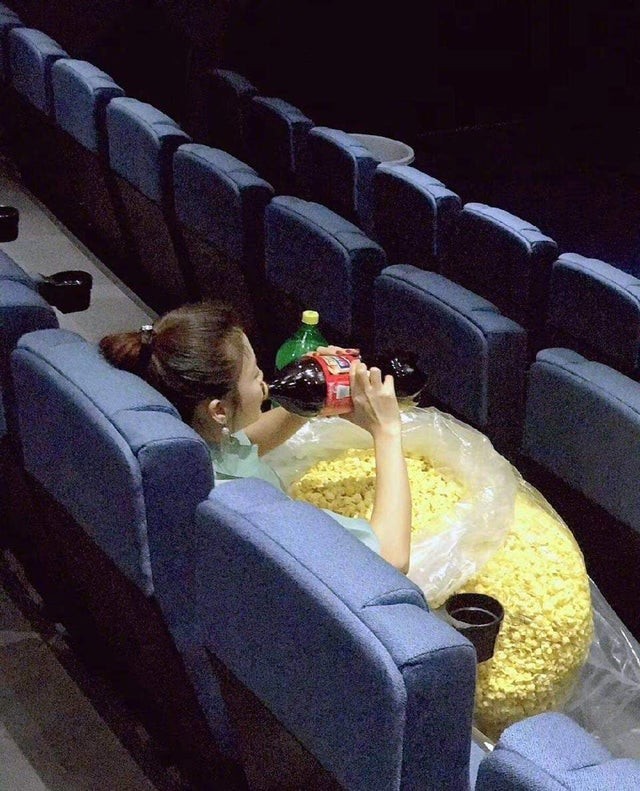 13. Im Kino kann man nie genug Popcorn haben.