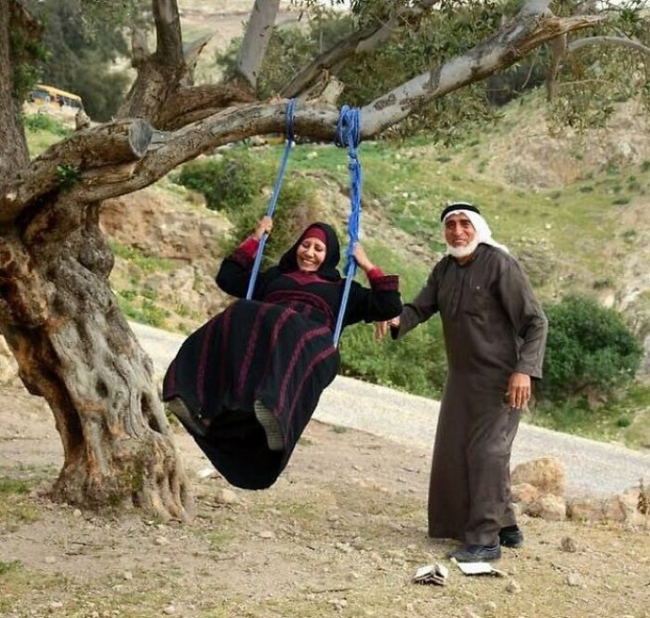 10. Un'adorabile coppia araba, insieme da moltissimi anni: si condivide anche il gioco