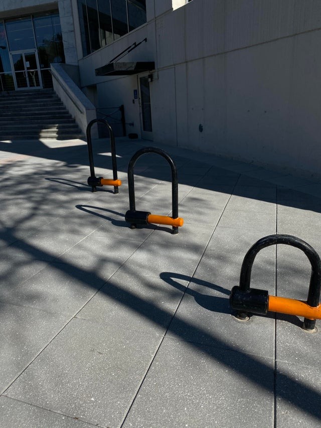 16. Des places de stationnement pour vélos qui ressemblent à des chaînes antivol !