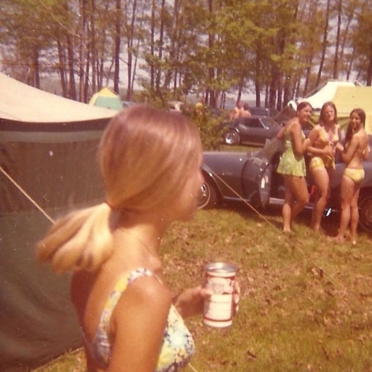 8. 1977, fête au lac : un instantané d'une époque insouciante et unique !
