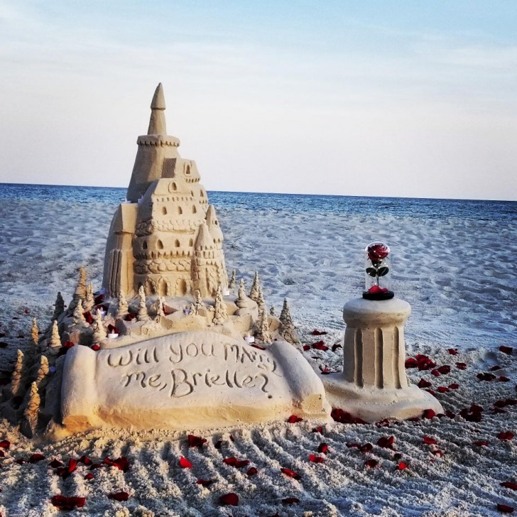 Een kasteel op het strand geïnspireerd door Belle en het Beest