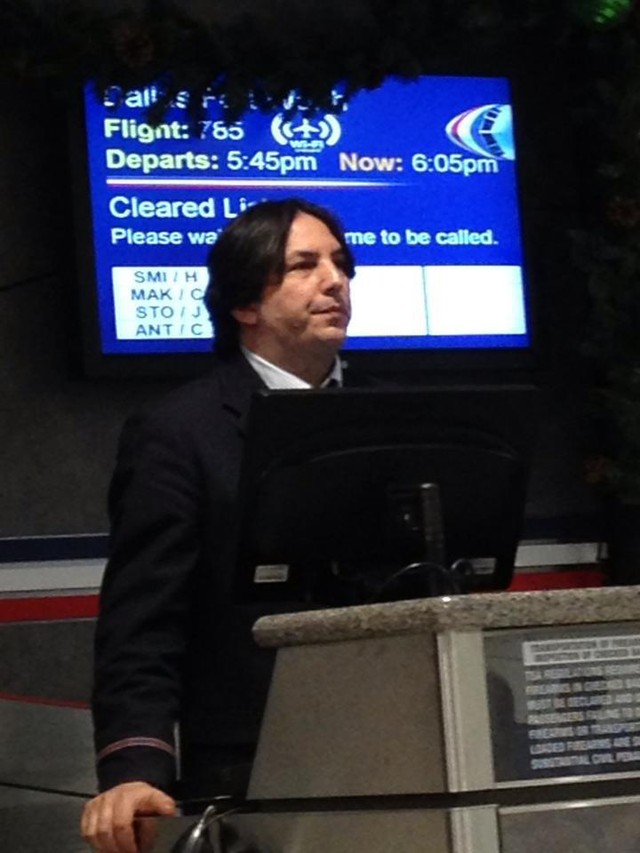 Il travaille dans un aéroport, mais il ressemble à un personnage qui est à la fois aimé et détesté...