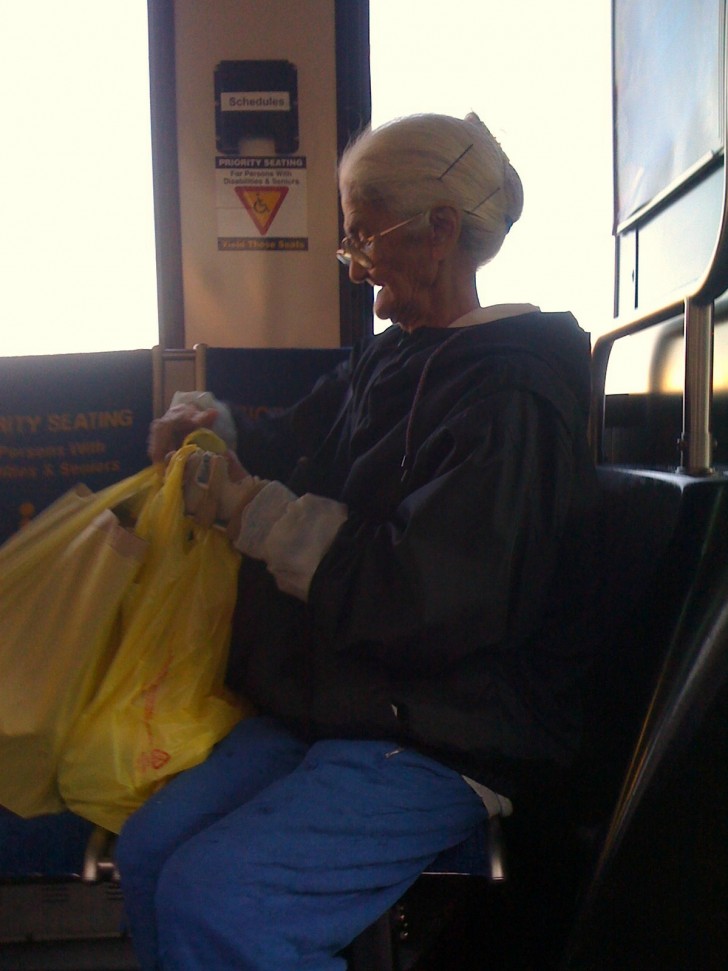 Impossible, cette vieille dame dans le train ne peut être que...