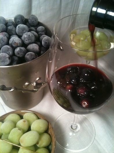 Frutta invece dei cubetti di ghiaccio per rinfrescare il vino o i cocktail