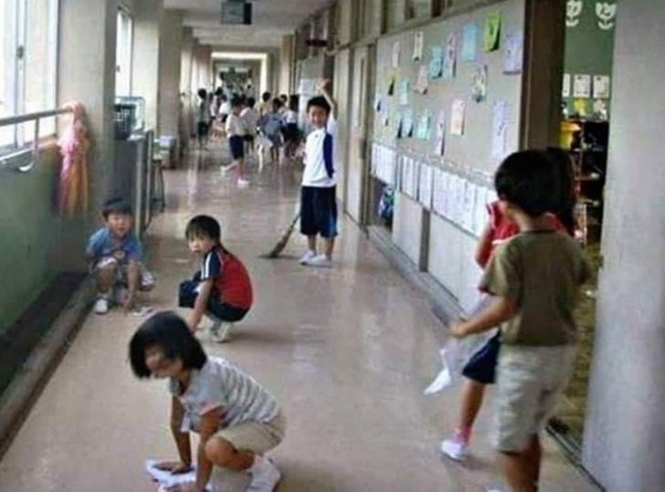3. Après les cours, les élèves nettoient l'école.