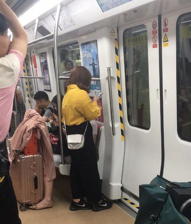 11. Ihr seht allein stehende Beine in der U-Bahn ... einen Koffer transportieren.