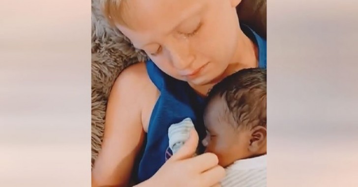Neunjähriger Junge hält seinen adoptierten kleinen Bruder zum ersten Mal und kann die Tränen nicht zurückhalten - KlickDasVideo.de