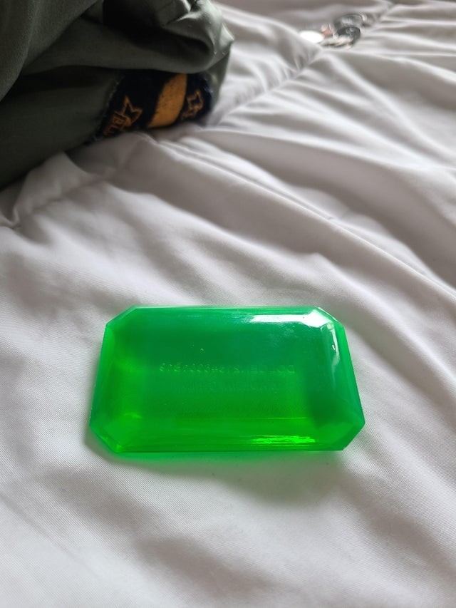 3. Het ziet eruit als een stukje groen plastic.