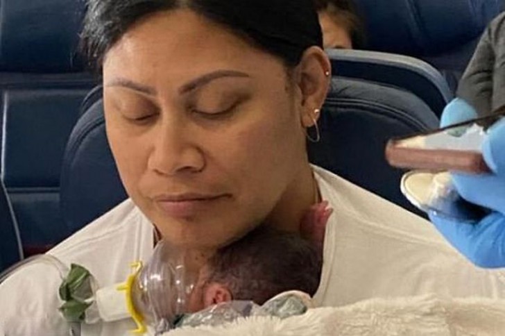 En kvinna föder plötsligt barn under en flygresa "Jag visste inte ens att jag var gravid!" - 1