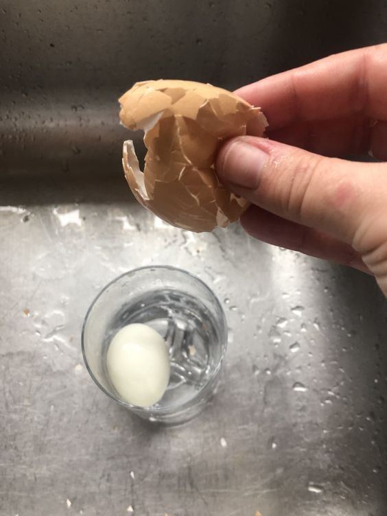 Sgusciare le uova sode in pochi secondi