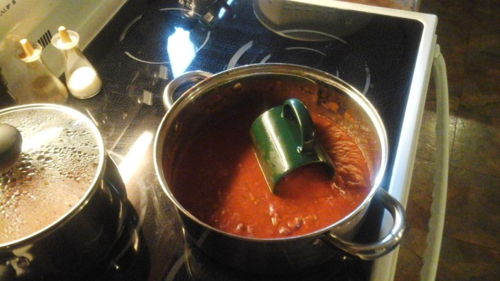 Savez-vous comment ma belle-mère sert ses spaghettis avec sauce à table ?