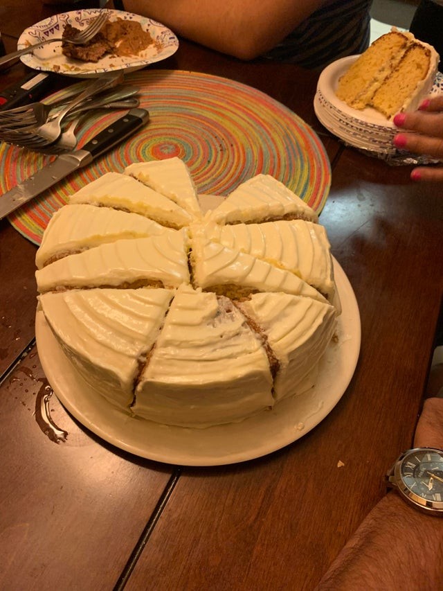 Ma belle-mère a coupé le gâteau d'anniversaire comme ça.....
