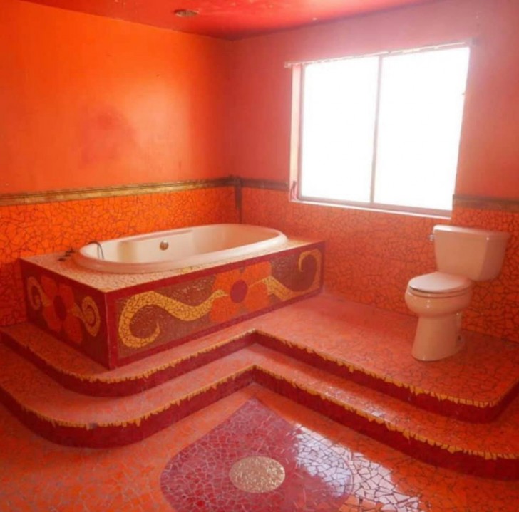 Une explosion de couleur rouge dans cette salle de bain !