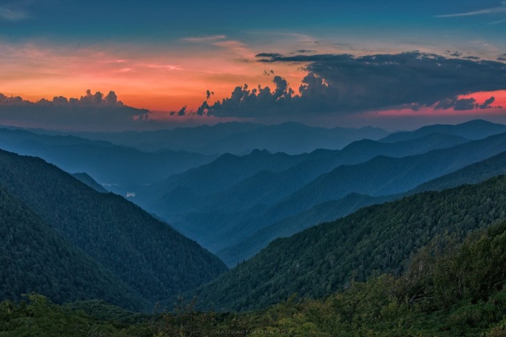 Ecco cosa si prova a scattare una fotografia dall'alto delle montagne Smoky nel Tennessee